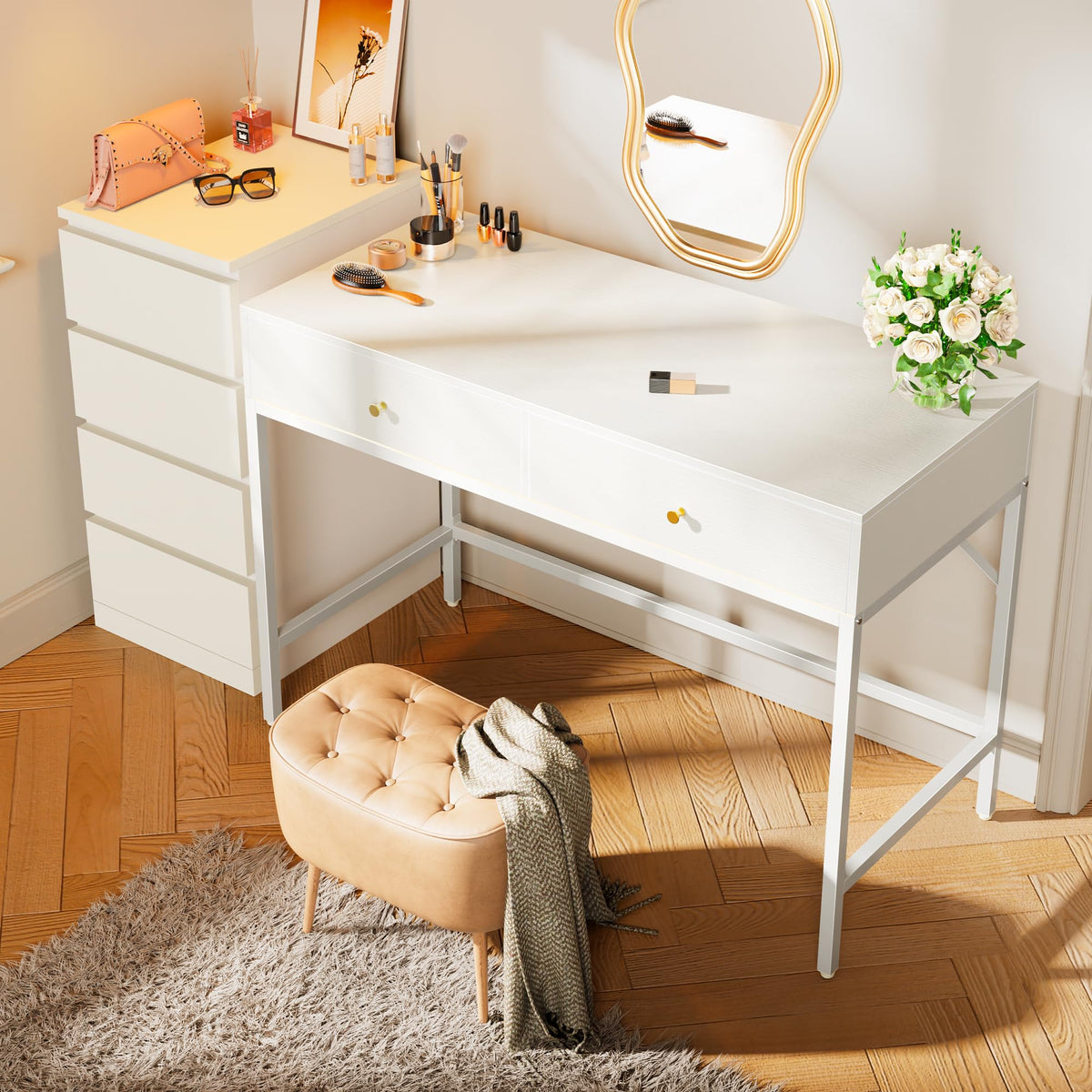 White Vanity Desk with Drawers U662877